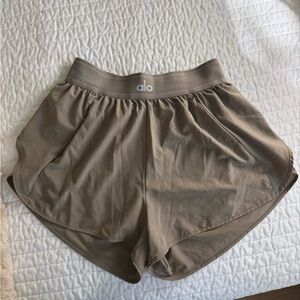 ALO Match Point Short - Light Cocoa